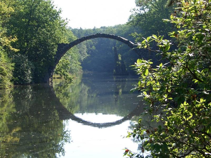 Rakotzbruecke_im_Rhododendronpark_in_Kromlau.jpg