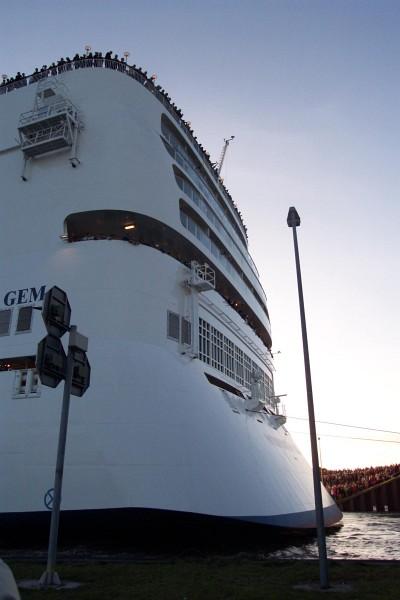 Ausfahrt_der_Norwegian_Gem.jpg